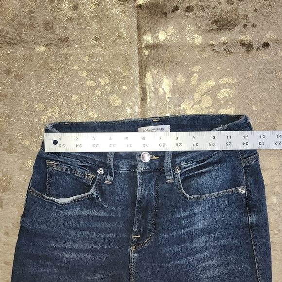Good American Blue Skinny Jeans with Subtle Fading - Picture 5 of 8